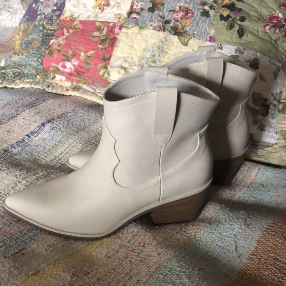 Call It Spring ladies US8 low cowboy boots, vegan Great for Calgary Stampede - Picture 3 of 7